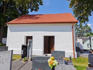 Foto: pohled na východní stranu opravené márnice