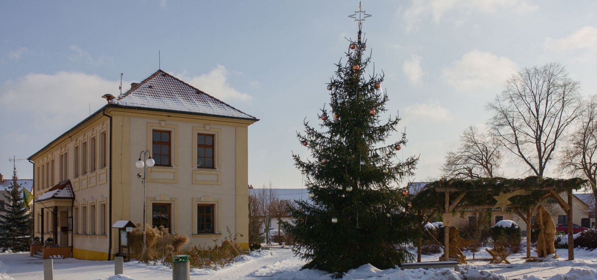 Budova obecního úřadu s vánočním stromem