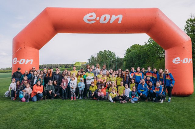 Foto - závěrečná fotografie organizátorů a účastníků Dubenského běhu pro dobrou věc