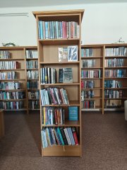 Interiér knihovny - regály s knižním fondem