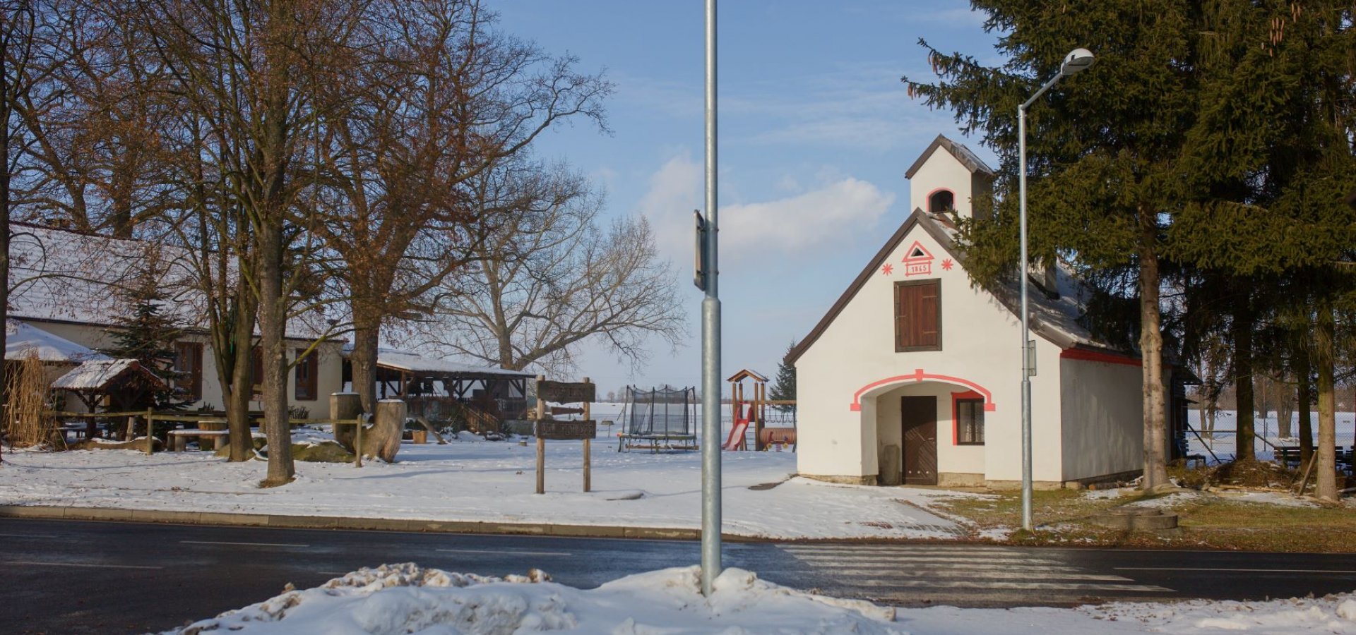 Křenovice - pohled na kovárnu se zvonicí a společenskou místnost