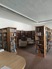 Pohled do interiéru knihovny - část pro dospělé čtenáře