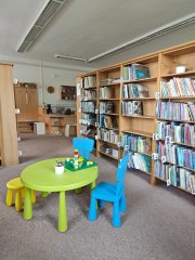 Pohled do interiéru knihovny ze strany dětského koutku