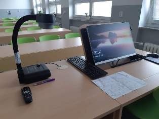 foto - vybavení přírodovědné učebny - zařízení stolku vyučujícího