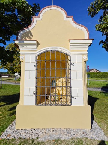 Foto: opravená výklenková kaplička č. 2 v Křenovicích Foto: opravená výklenková kaplička č. 2 v Křenovicích