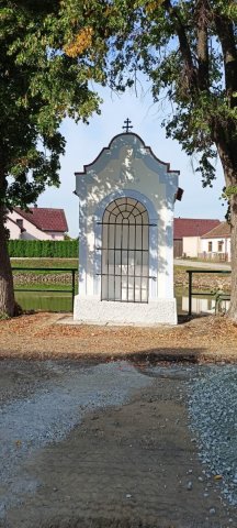 Foto: opravená výklenková kaplička v Jaronicích Foto: opravená výklenková kaplička v Jaronicích