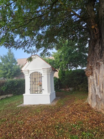 Foto: opravená výklenková kaplička v Křenovicích Foto: opravená výklenková kaplička v Křenovicích